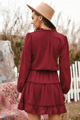 Mini-robe à manches bouffantes et volants noués